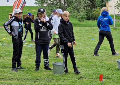 Lapset kisailevat Jäteselviytyjät-loppukilpailussa tarkkuusheittopisteellä.