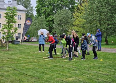Lapset kisailevat Jäteselviytyjät-loppukilpailussa ryhmähiihtopisteellä.