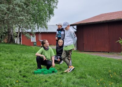 Lapset kisailevat Jäteselviytyjät-loppukilpailussa lego-pisteellä.