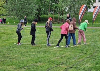 Lapset kisailevat Jäteselviytyjät-loppukilpailussa ryhmähiihtopisteellä.