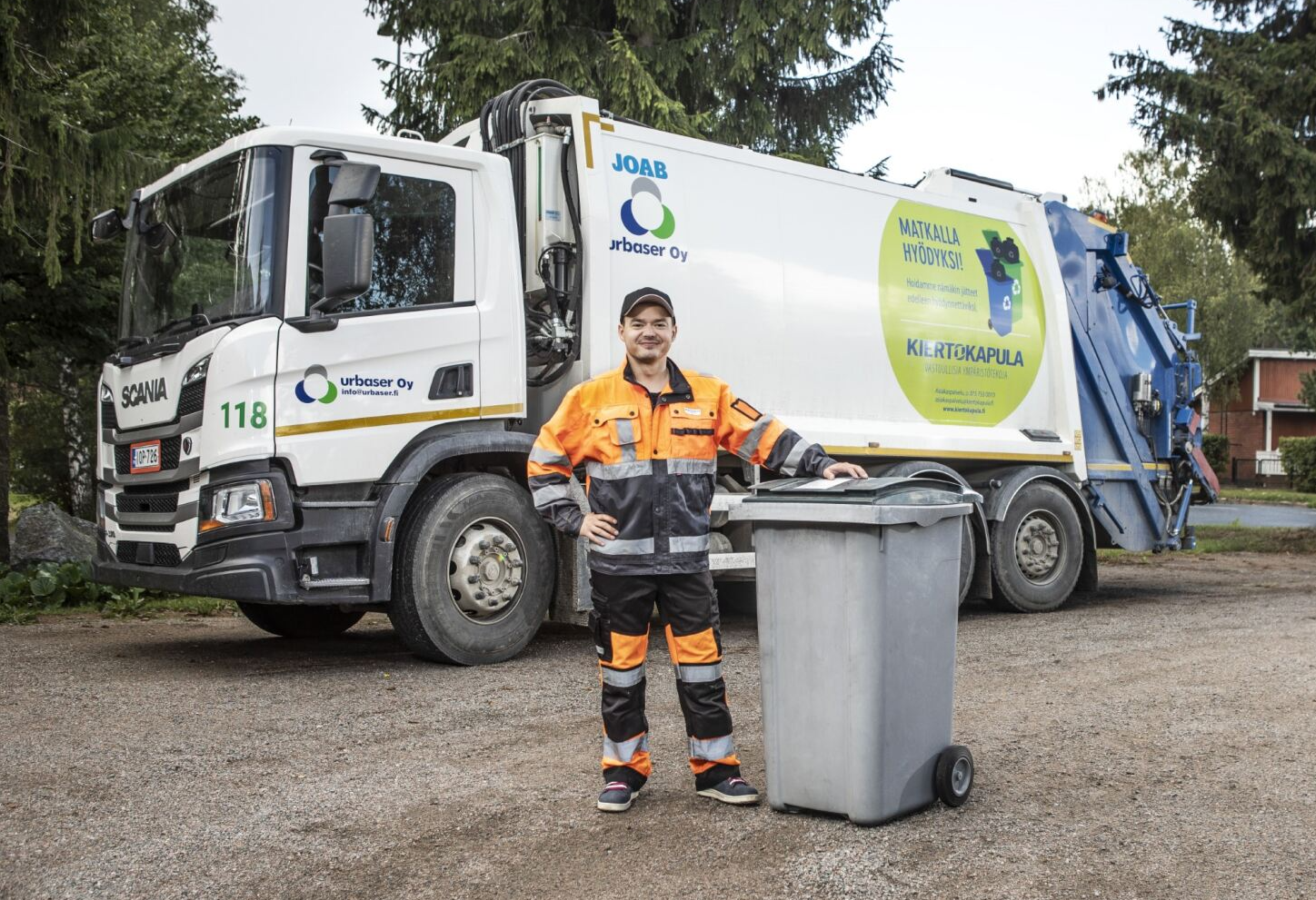 Jätteenkuljettaja tyhjentää jätteitä Kiertokapulan jäteautoon.